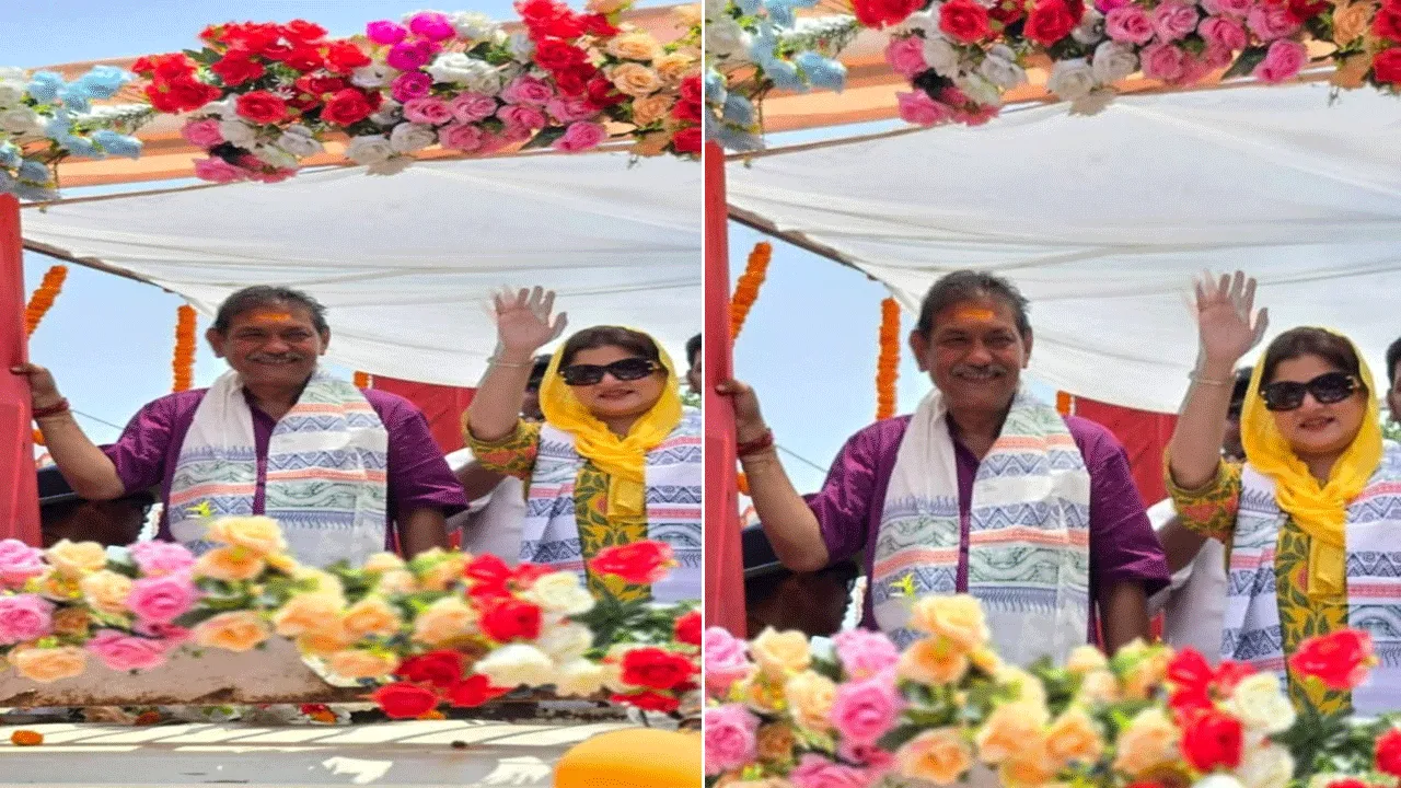 পান্ডবেশ্বরে রবিবাসরীয় প্রচারে টলি তারকা শ্রাবন্তী