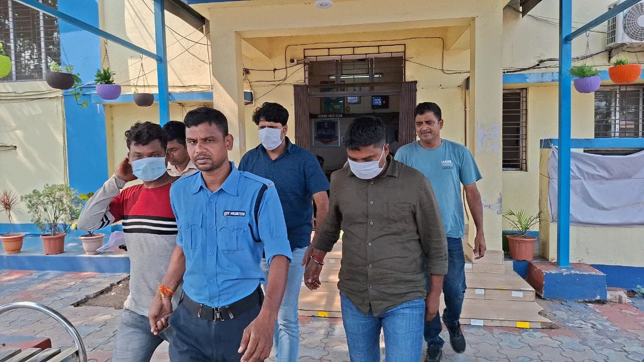 অস্ত্র দেখিয়ে তোলাবাজির অভিযোগ, গ্রেফতার দুই