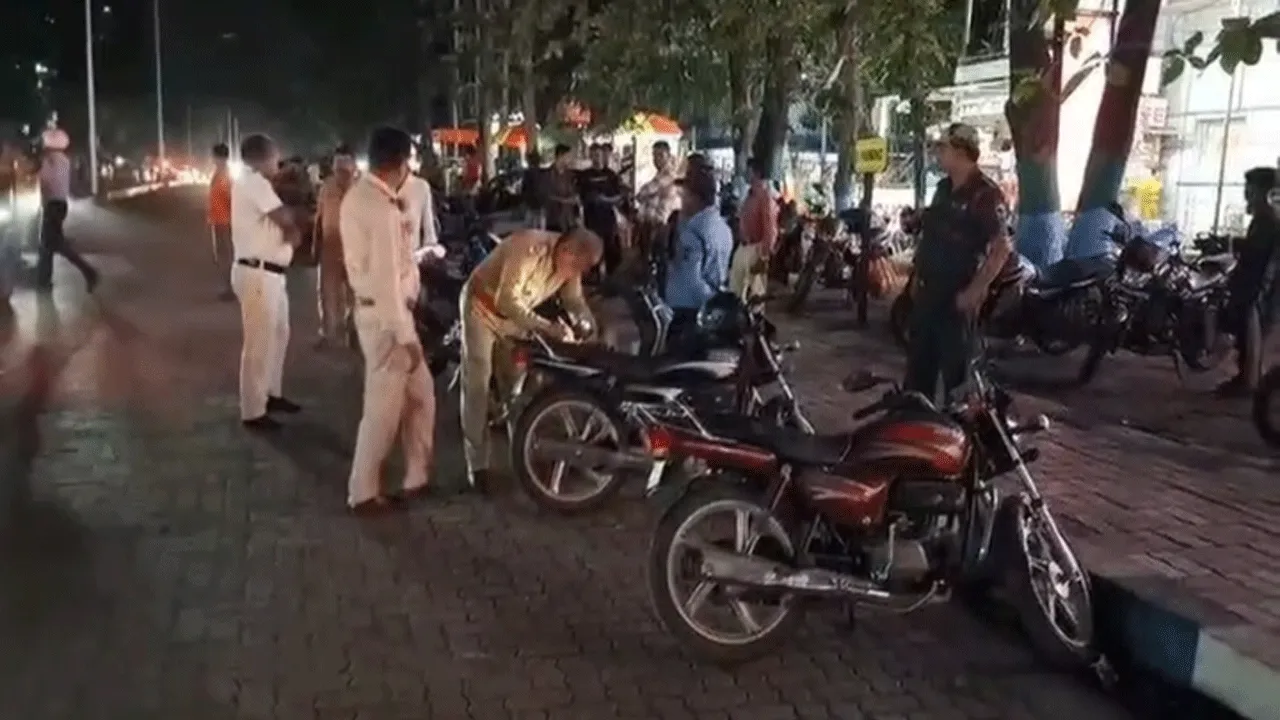 সিটি সেন্টারে ট্রাফিক পুলিশের অভিযান