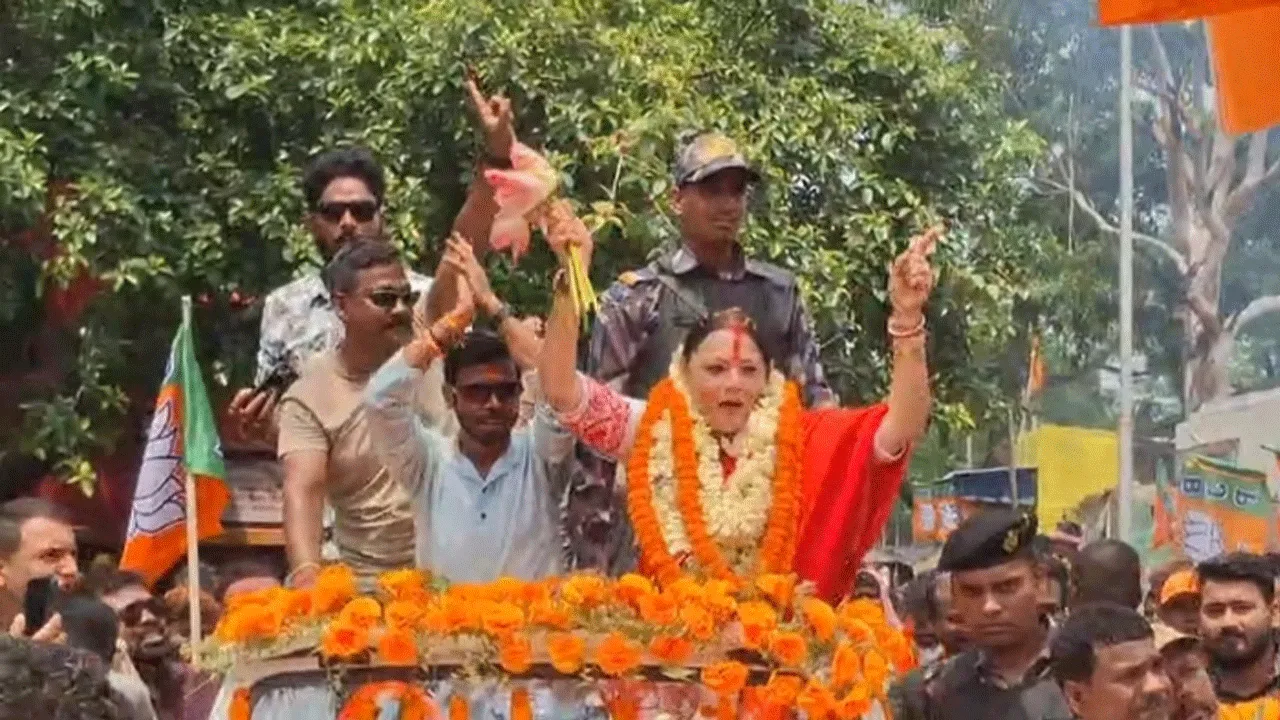 “মন্ত্রী হয়ে নাচ করা কি অপরাধ?” মন্ত্রী