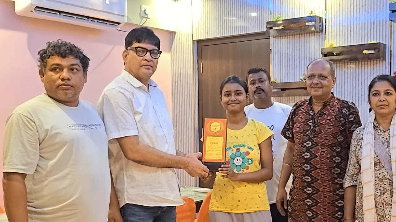 মেধাবী ছাত্রীর পাশে দাঁড়ালেন সমাজসেবী, বাধা কাটল উচ্চ শিক্ষার