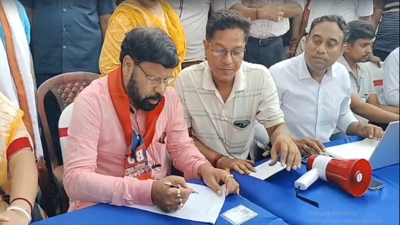 দুর্গাপুরে শুরু হলো ‘অন্নপূর্ণা যোজনা’র ফর্ম পূরণ, ফর্ম নিয়ে মিশ্র প্রতিক্রিয়া