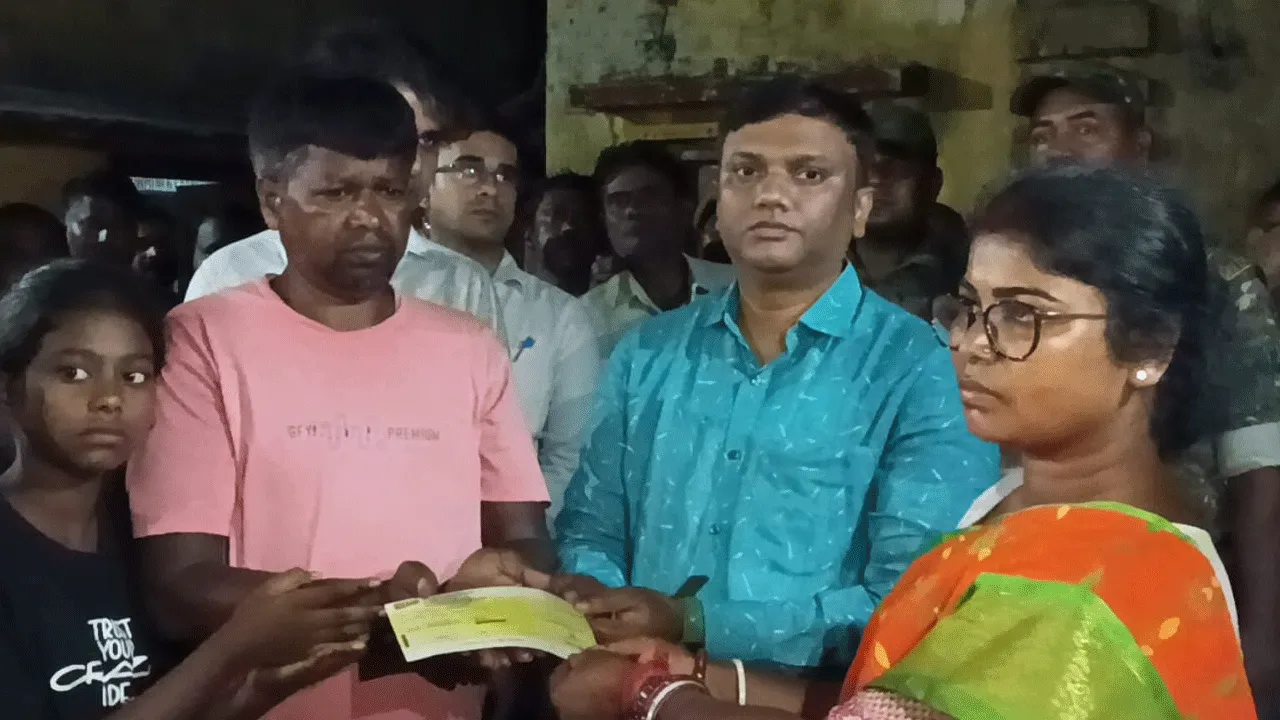 পুঞ্চায় সর্প দংশনে মৃত শিশুর পরিবারের পাশে দাঁড়াল প্রশাসন