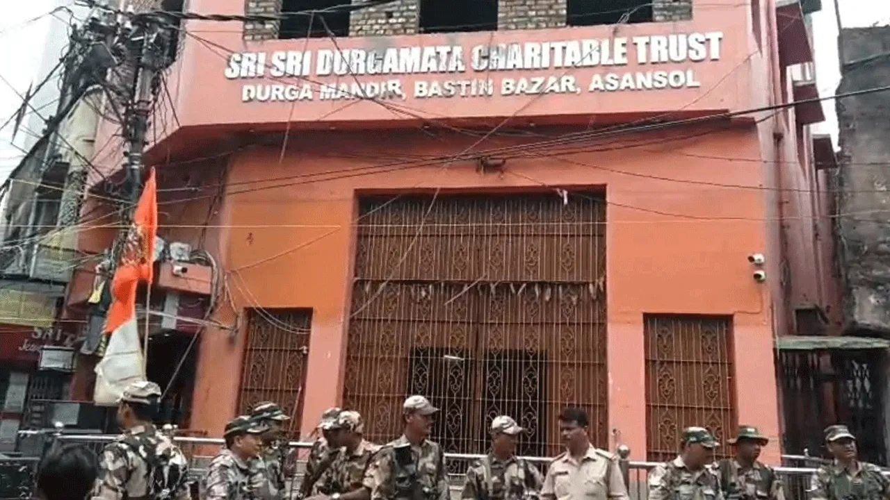 অশান্তি রুখতে তৎপর প্রশাসন: দুর্গা মন্দিরে কড়া নিরাপত্তা