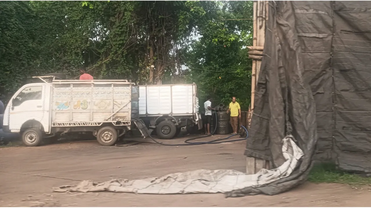 জাতীয় সড়কের ধারে রমরমিয়ে চলছে জ্বানালি তেল মজুত করে কাটা তেলের কারবার, সরকার বদলালেও বদলায়নি চিত্র