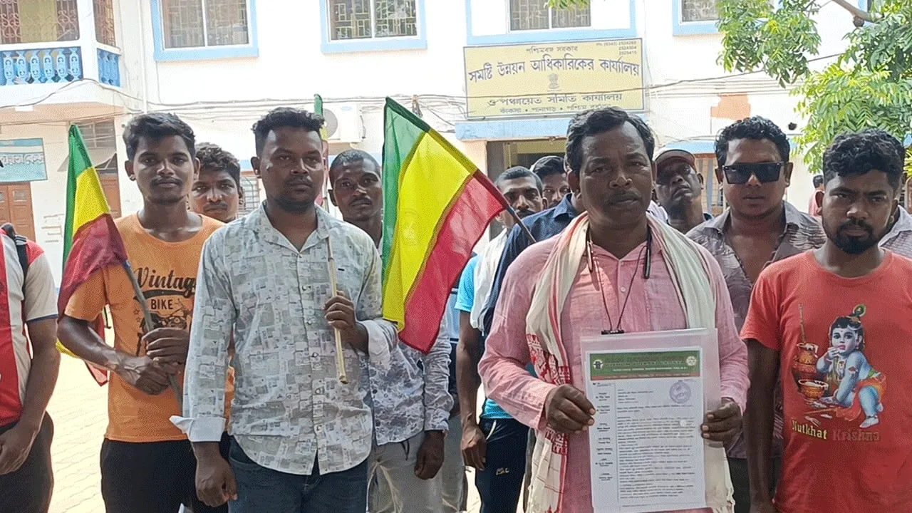 আদিবাসী অধিকার ও স্কুল চালুর দাবিতে বিডিও অফিসে বিক্ষোভ