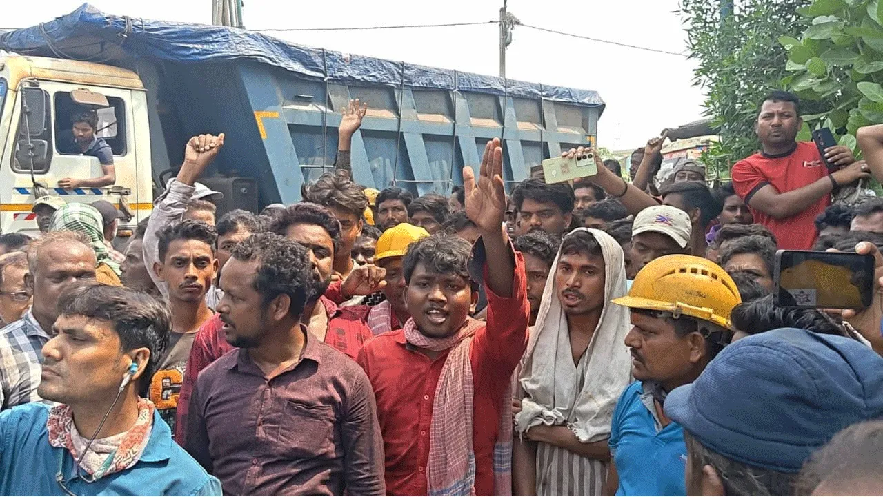 শোষণ ও বঞ্চনার প্রতিবাদে উত্তপ্ত সালানপুর: স্টিল কারখানায় শ্রমিকদের বিক্ষোভ​