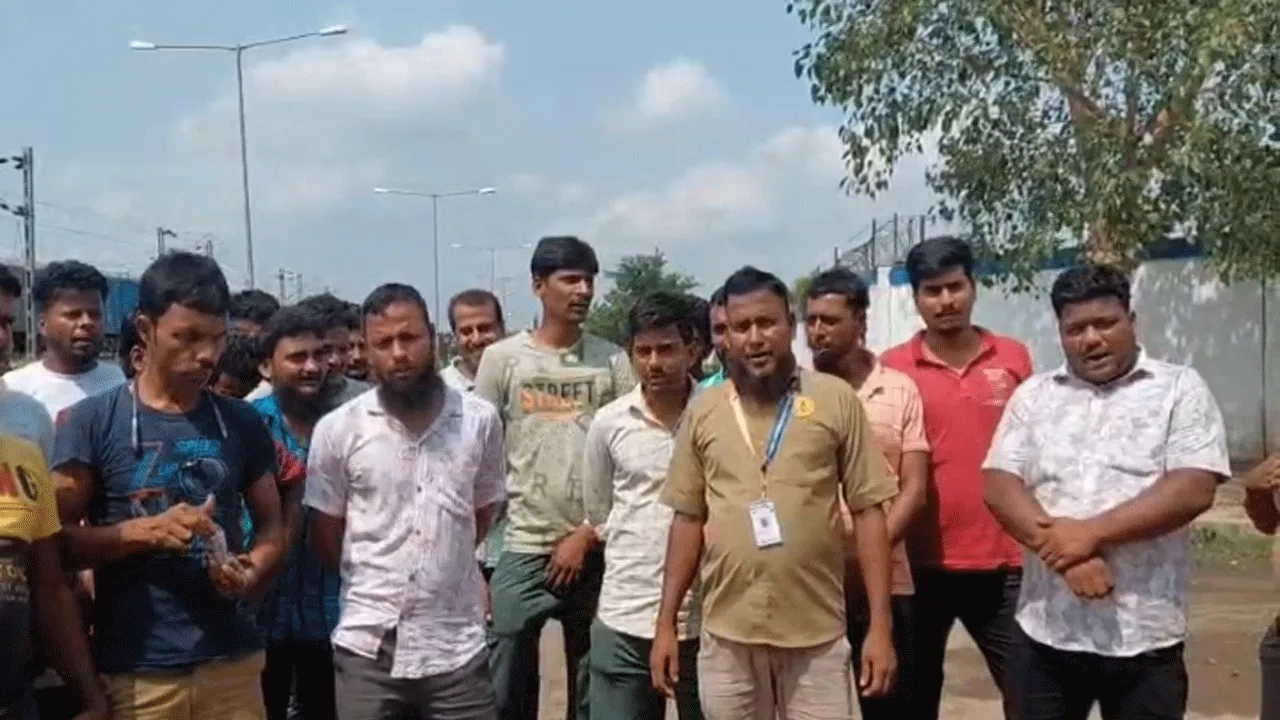 দুর্গাপুরের এইচপিসিএলের গেটে বিক্ষোভ পরিবহণ চালকদের