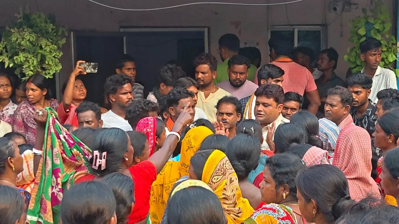 প্রেমিকার পরিবারের অত্যাচার ও ব্ল্যাকমেইল- যুবকের আত্মহত্যা, থানায় বিক্ষোভ