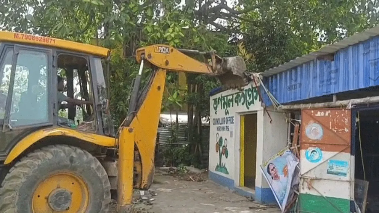 বার্নপুরে আবারও গুঁড়িয়ে দেওয়া হল তৃণমূল কাউন্সিলরের অফিস