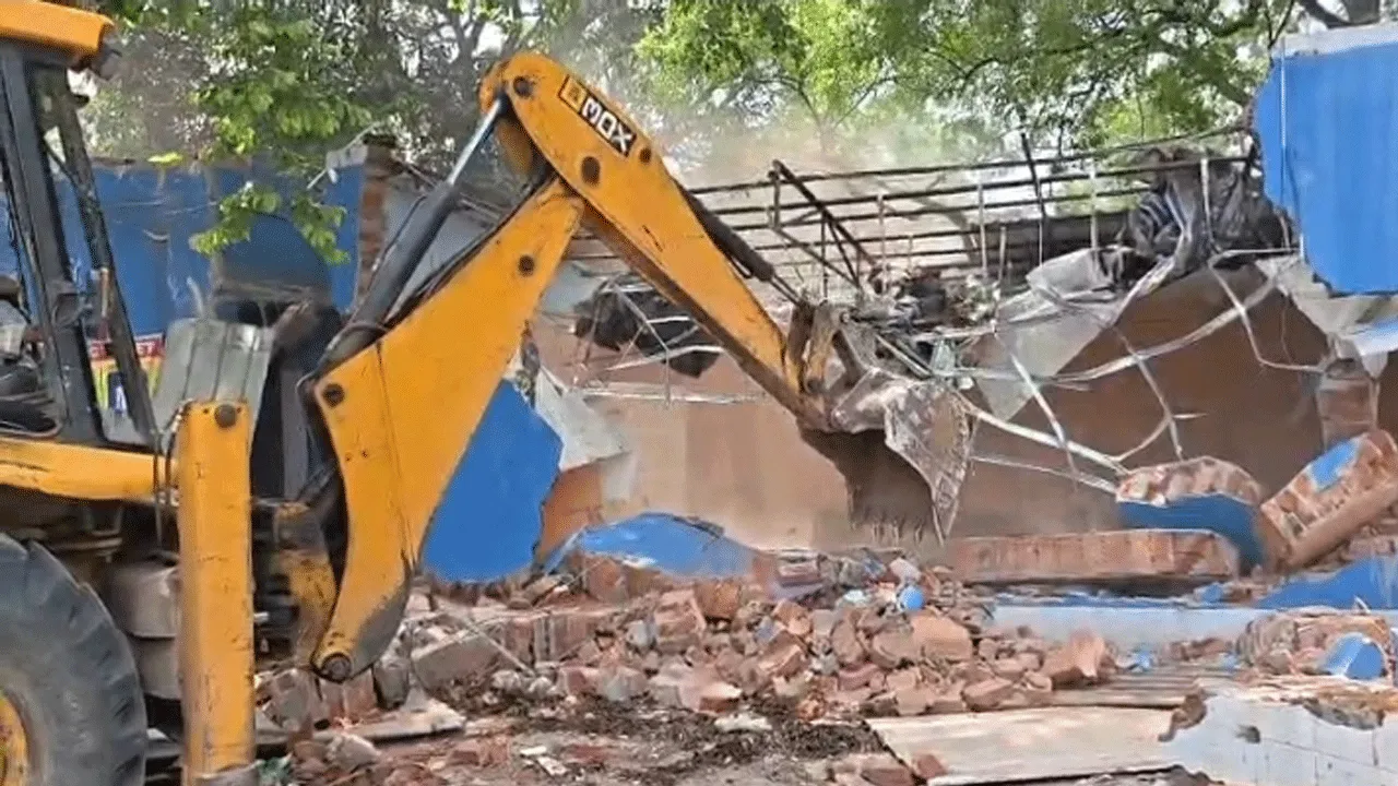 আসানসোলে উচ্ছেদ অভিযানে গুঁড়িয়ে গেল তৃণমূল কাউন্সিলরের কার্যালয়