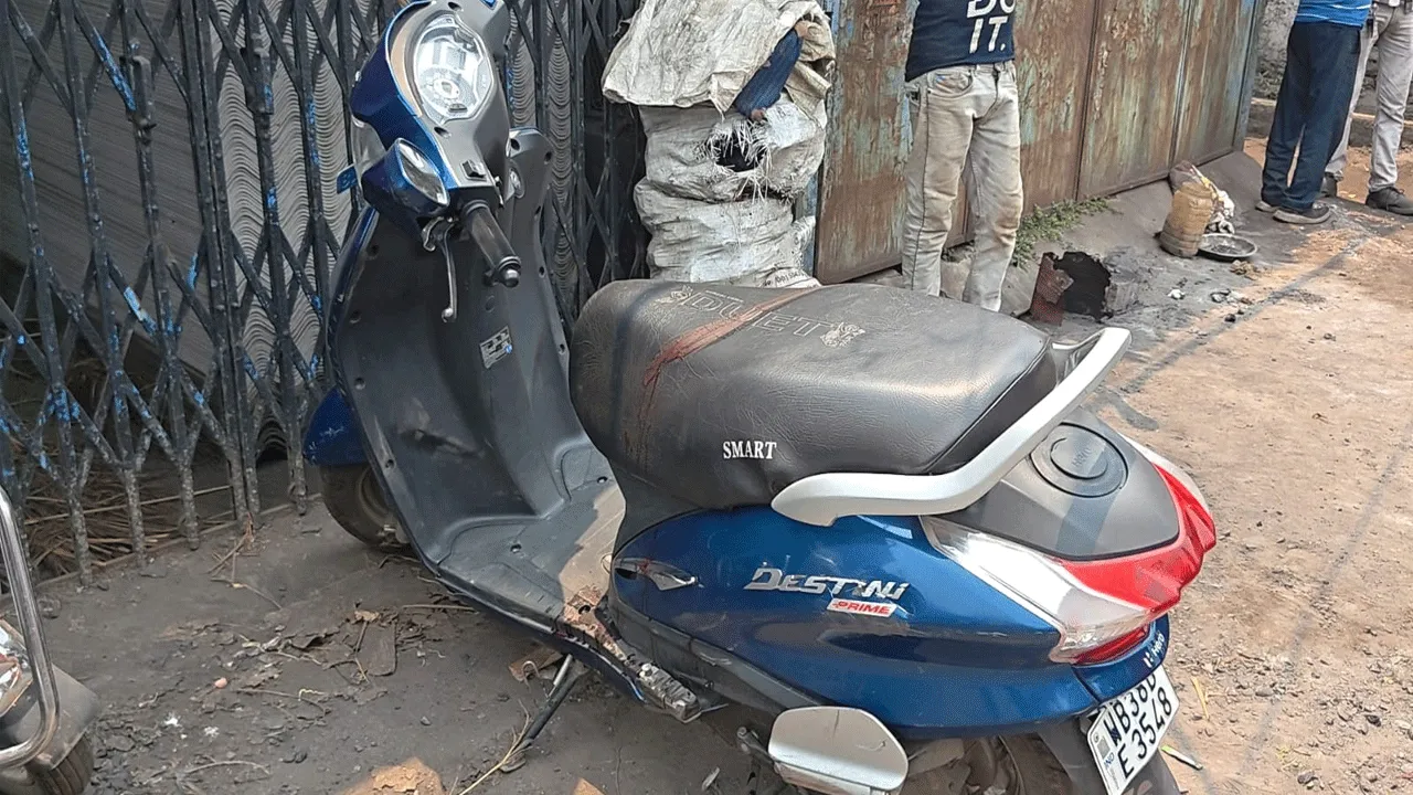 ইসিএল ডাম্পারের ধাক্কায় আহত স্কুটি আরোহী যুবতী, ‘নো-এন্ট্রি’ নিয়ম নিয়ে তীব্র ক্ষোভ​