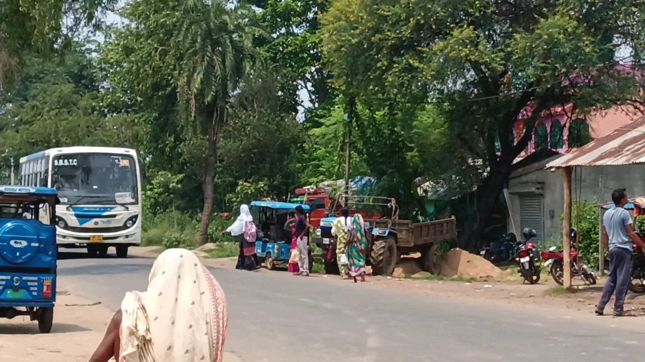মহিলা দেখলে দাঁড়াচ্ছে না সরকারি বাস, বিতর্ক