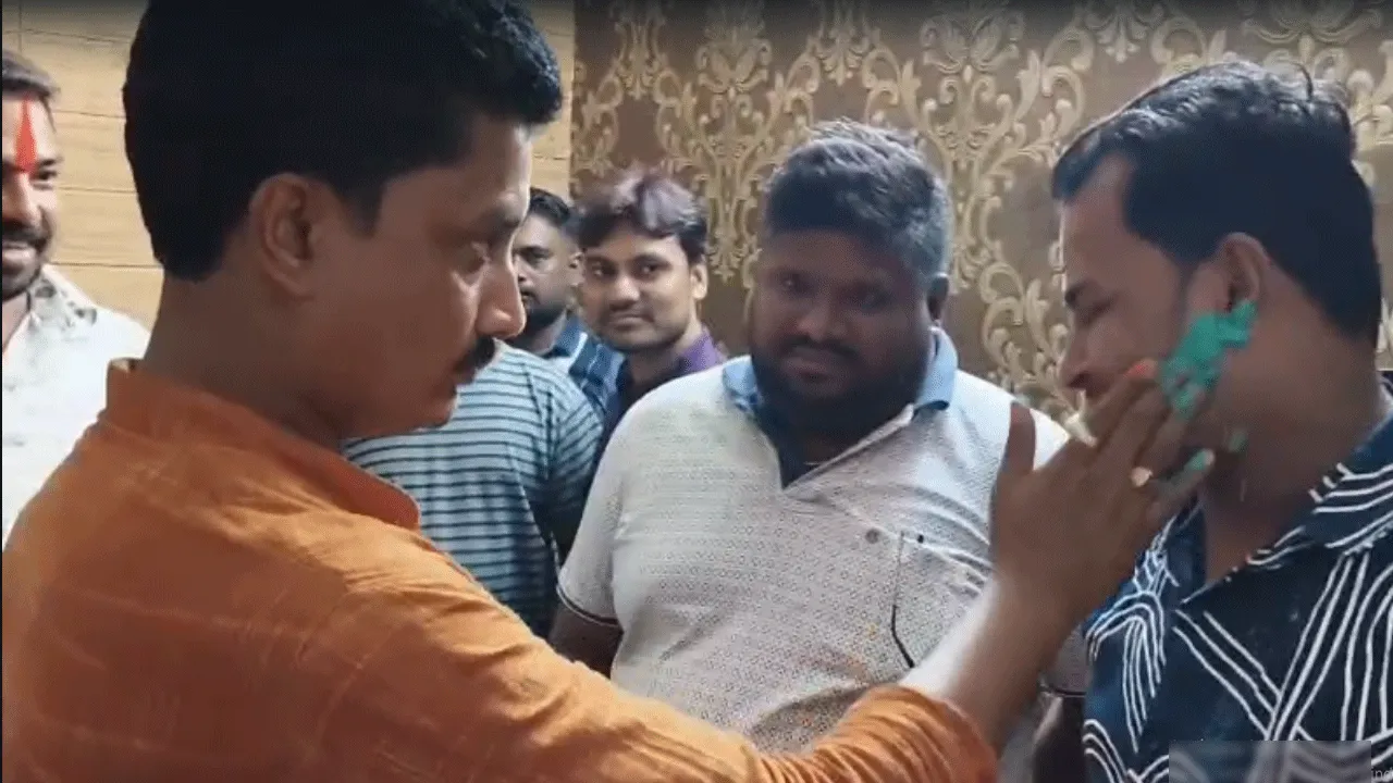 সবুজ আবির মাখিয়ে তৃণমূল নেতাকে​ ফেরালেন বিজেপি নেতা