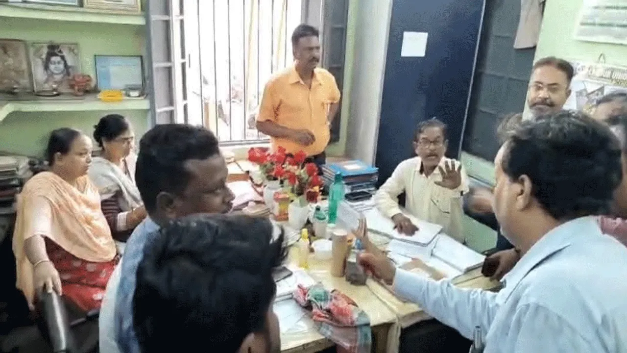 স্মার্ট মিটারের বিভ্রাটে জেরবার আমলাদহি বাজার, ব্যবসায়ীদের বিক্ষোভ