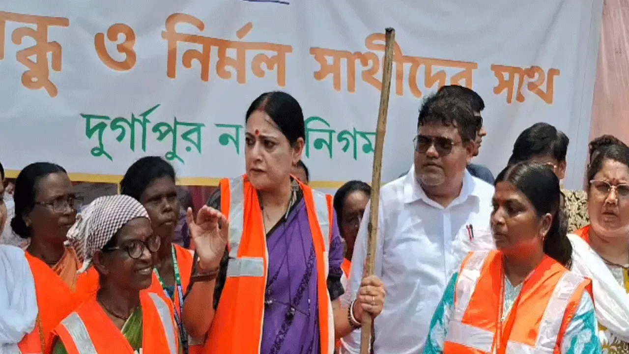 দুর্গাপুরে ঝাড়ু হাতে রাস্তায় মন্ত্রী, দিলেন কড়া বার্তা
