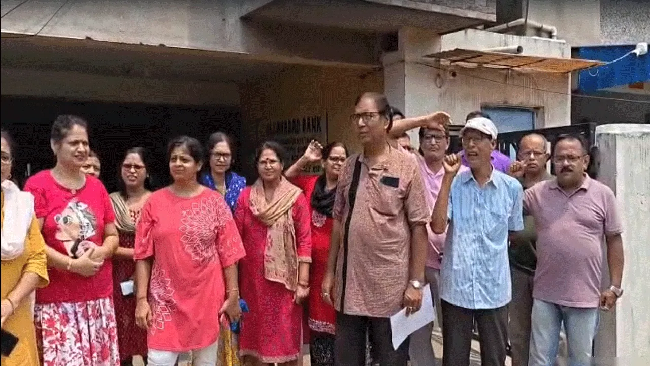 মিলছে না পরিষেবা, বিল্ডারের বিরুদ্ধে প্রতিবাদে সামিল আবাসিকরা