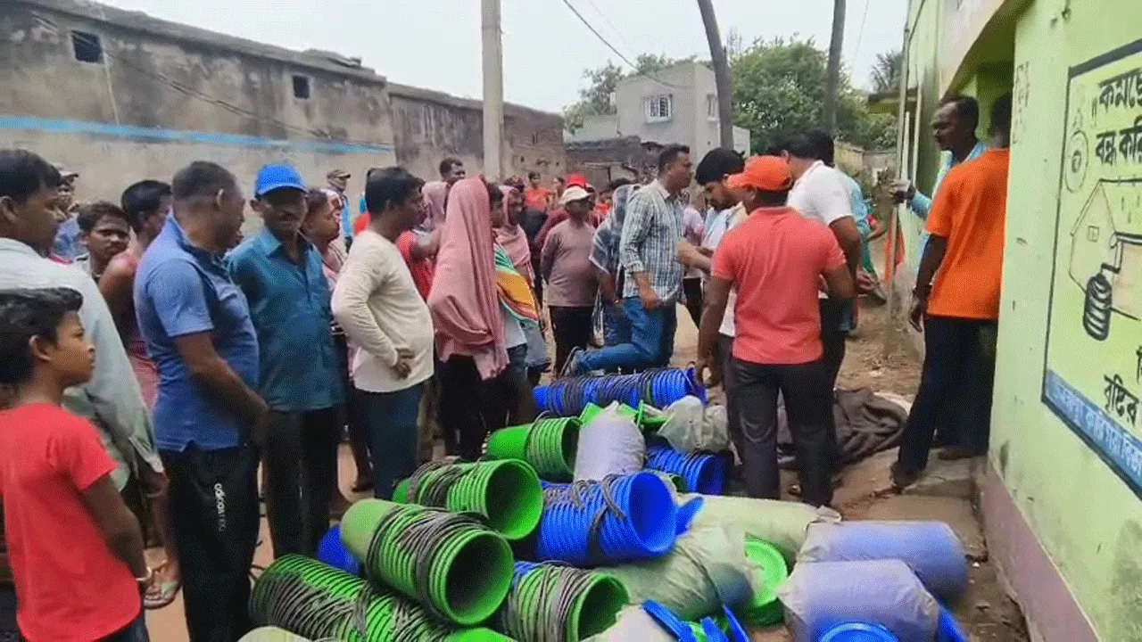 সরকারি বালতি উদ্ধারকে কেন্দ্র করে রণক্ষেত্র জামুরিয়া, ভাঙচুর পঞ্চায়েত দপ্তরে​