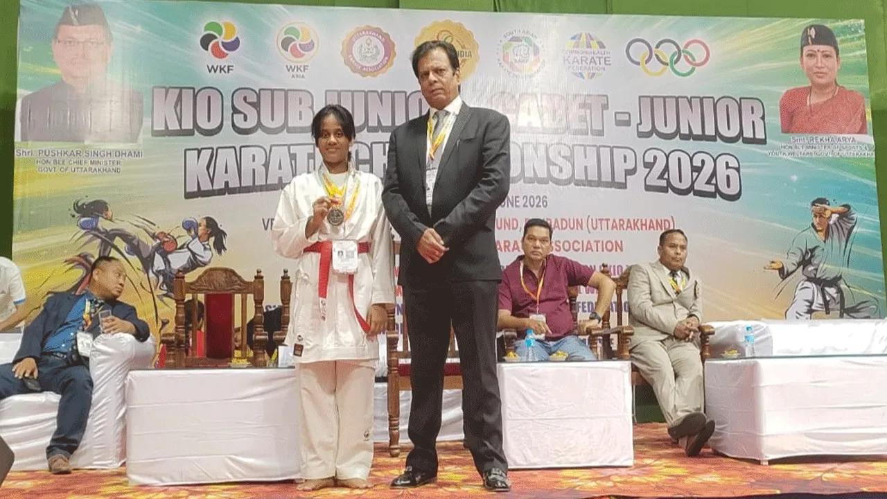 জাতীয় ক্যারাটে প্রতিযোগিতায় পদক পেয়ে নজর কাড়ল বাংলার ছোট্ট অয়ন্তিকা