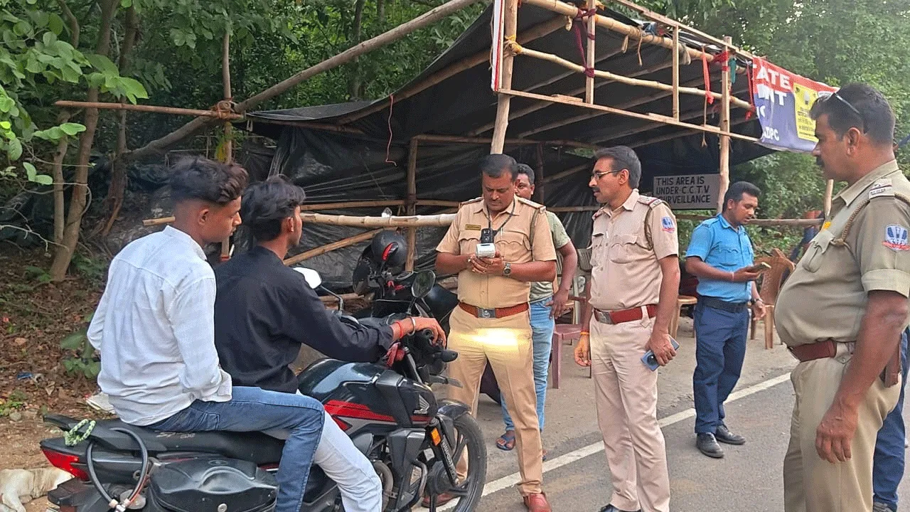 পথ দুর্ঘটনা রুখতে সক্রিয় পুলিশ: হেলমেটবিহীন বাইক চালকদের জরিমানা​