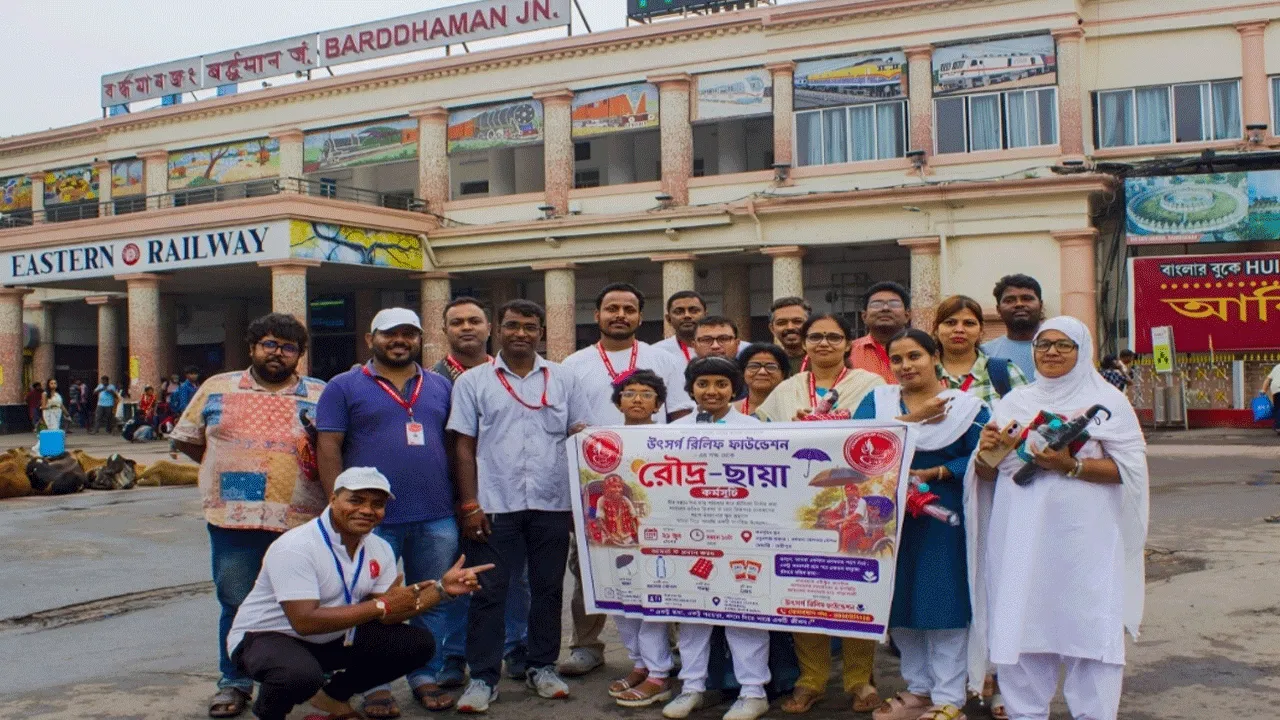 তীব্র দাবদাহে শ্রমজীবী মানুষের পাশে ‘উৎসর্গ’, মানবিকতায় উজ্জ্বল ‘রৌদ্রছায়া’​