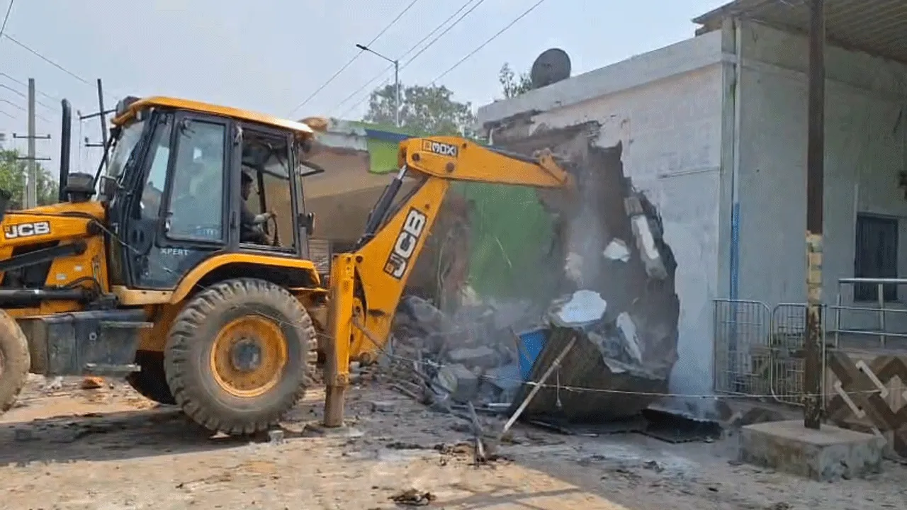 তৃণমূল নেতার কার্যালয়ে চচলো বুলডোজার, গুঁড়িয়ে দিল ইসিএল