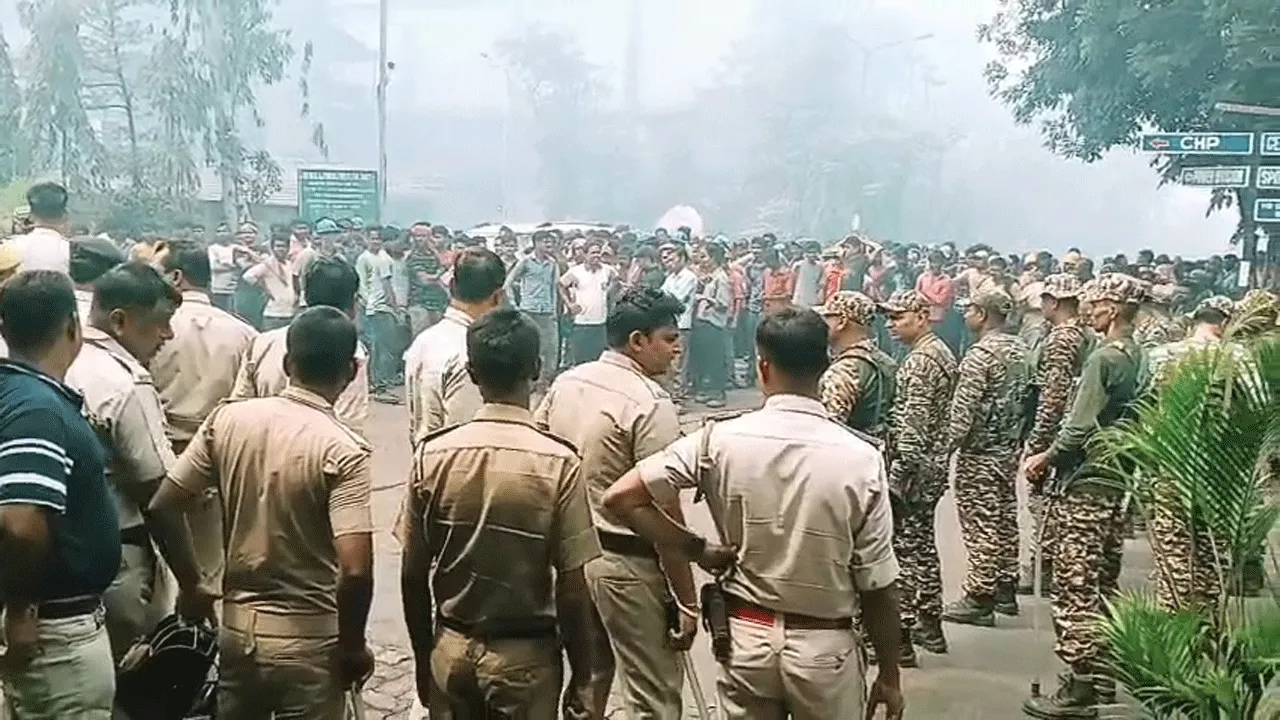 গ্রেফতারের প্রতিবাদে কাজ বন্ধ রেখে বিক্ষোভে শ্রমিকদের