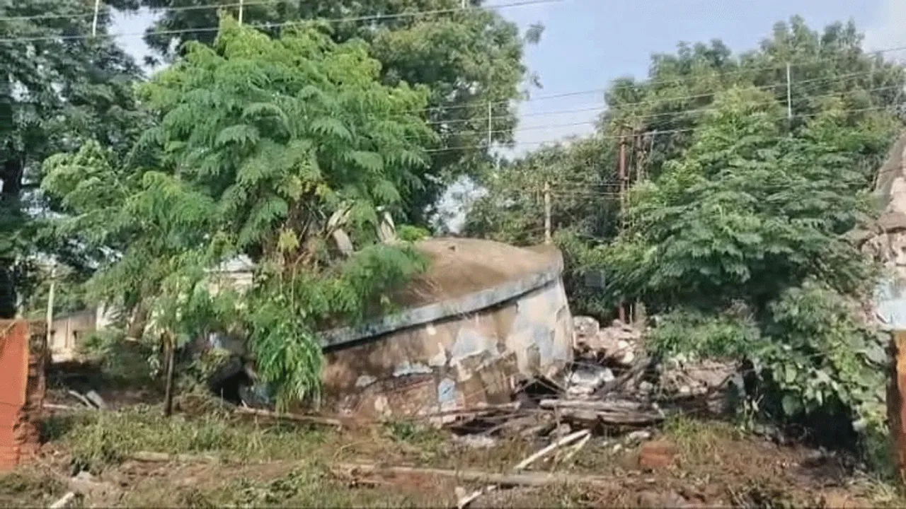 বিকট শব্দে হুড়মুড়িয়ে ভেঙে পড়ল জলের ট্য়াঙ্ক