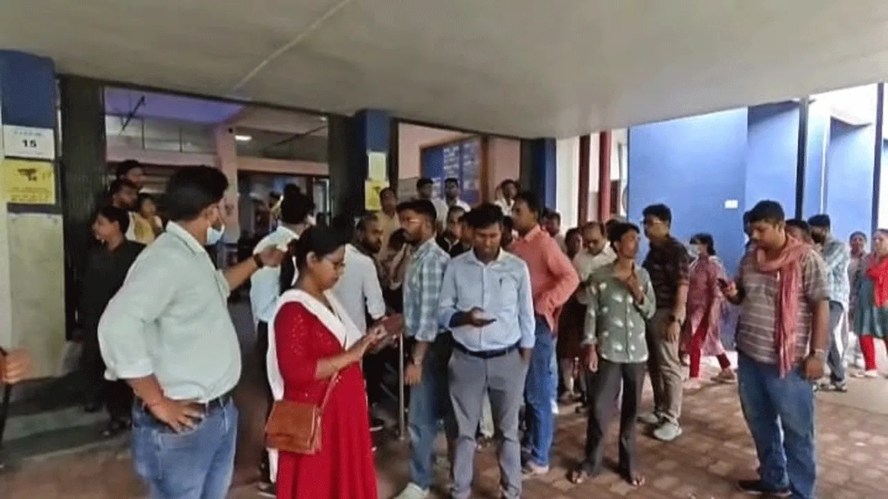 চাকরি হারানোর আশঙ্কায় আসানসোল ইএসআই হাসপাতালের চুক্তিভিত্তিক চিকিৎসক ও স্বাস্থ্য কর্মীরা