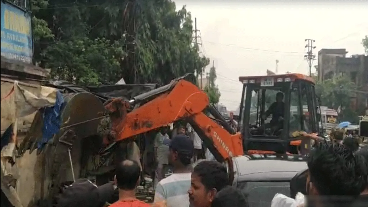 আসানসোলে ফুটপাত ও রাস্তা দখলমুক্ত করতে উচ্ছেদ অভিযান​