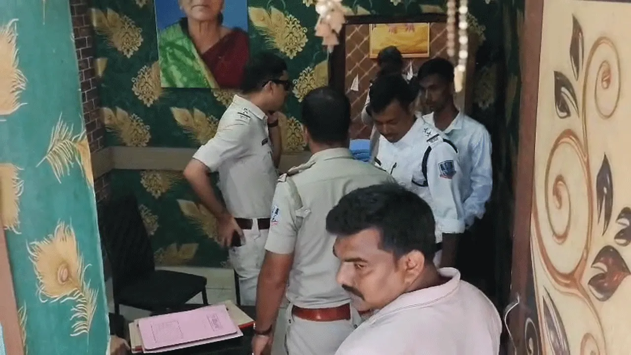 প্রভাবশালী প্রাক্তন তৃণমূল বিধায়কের পুত্রের অফিসে পুলিশি অভিযান ঘিরে চাঞ্চল্য