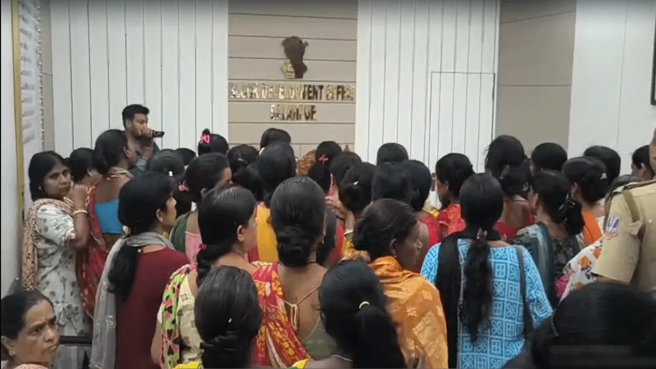 অন্নপূর্ণা যোজনার টাকা না পেয়ে বিক্ষোভ, উত্তপ্ত বিডিও অফিস​