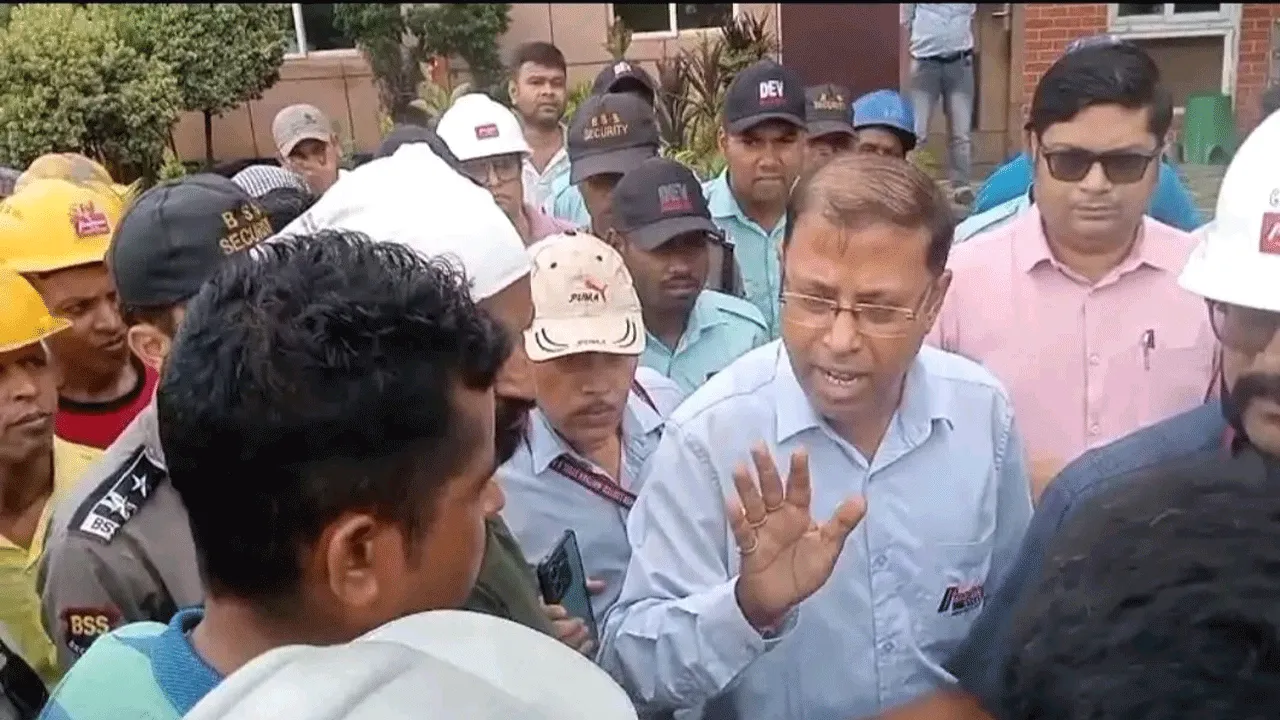 ন্যায্য দাবির আন্দোলনে শ্রমিকদের ‘শো-কজ’, উত্তপ্ত মাইথন স্টিল কারখানা চত্বর
