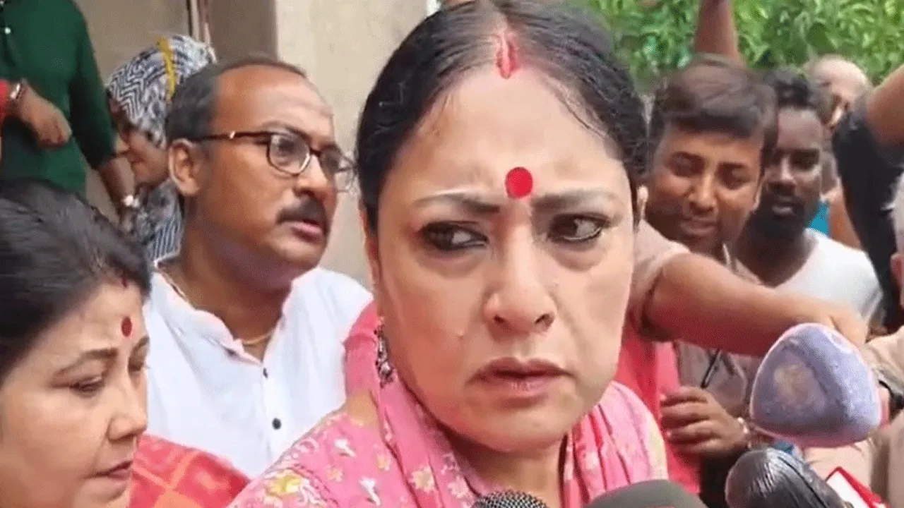 বারুইপুরে নির্যাতিতার পরিবারের সঙ্গে দেখা করে বেআইনি মদের ঠেকের বিরুদ্ধে কড়া অভিযানের হুঁশিয়ারি পুরমন্ত্রীর