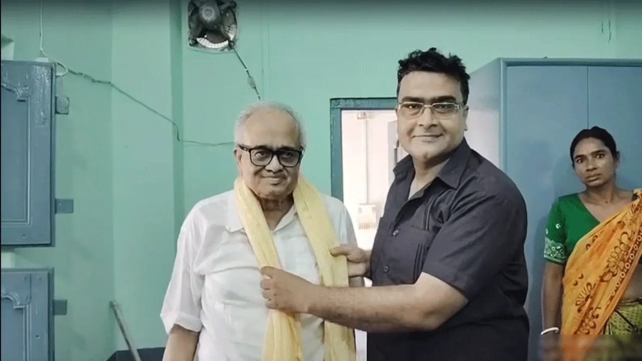 চিকিৎসক দিবসে বিশিষ্ট চিকিৎসককে সংবর্ধনা
