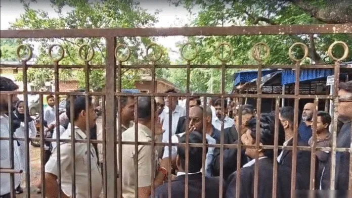 পুলিশের ‘দ্বিচারিতা’র প্রতিবাদে উত্তাল আসানসোল আদালত!
