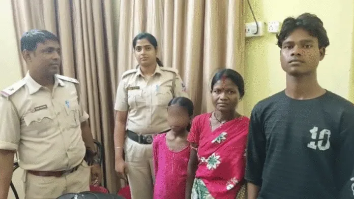 শপিং মলে পথহারা ১২ বছরের আদিবাসী ছাত্রী, পুলিশি মানবিকতায় ফিরল পরিবারে