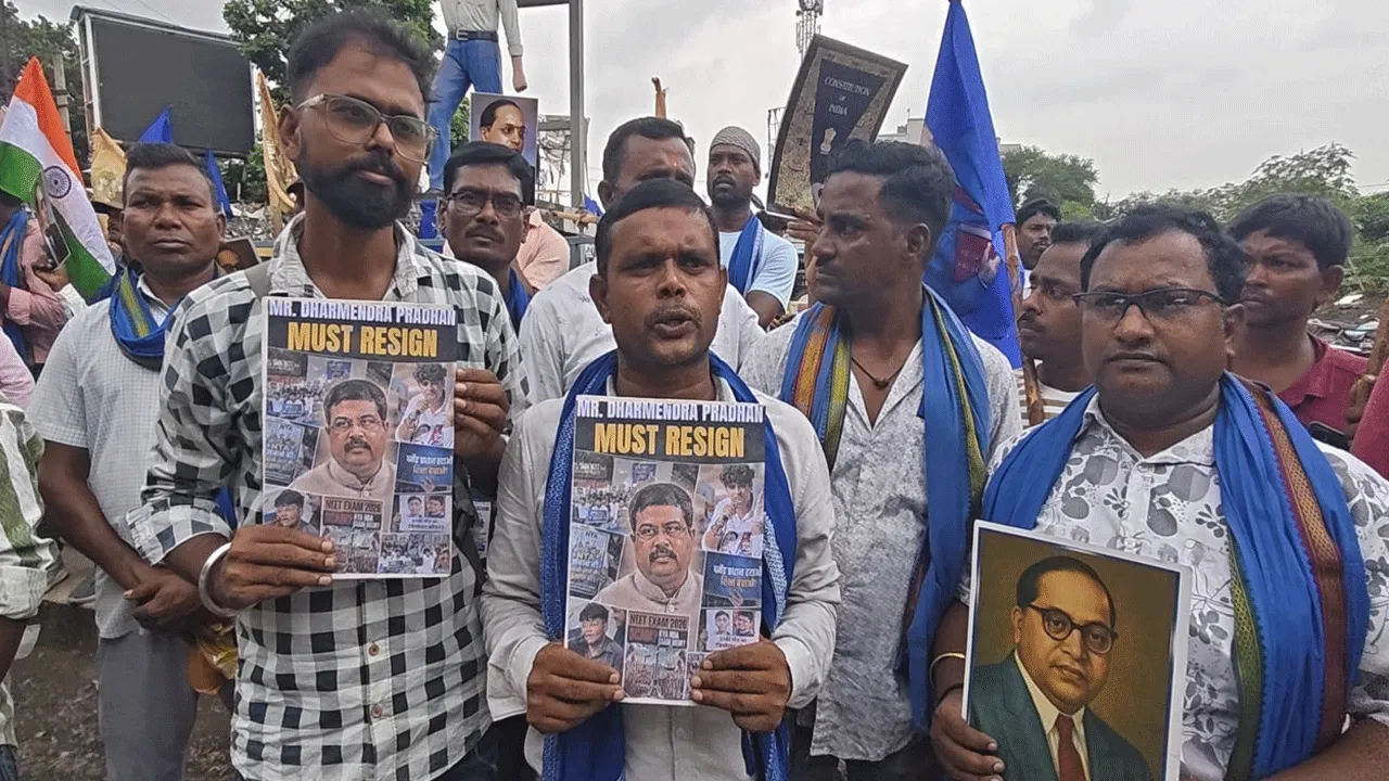 ককরোচের আন্দোলনের ঢেউ কি এবার দুর্গাপুরে