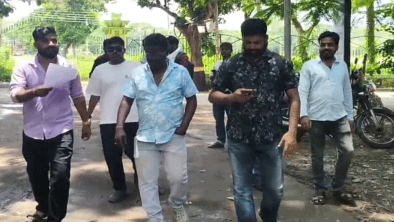 ডান্ডা ট্যাক্সের নামে তোলাবাজি, ঝাড়গ্রাম থেকে গ্রেপ্তার দুই এমভিআই