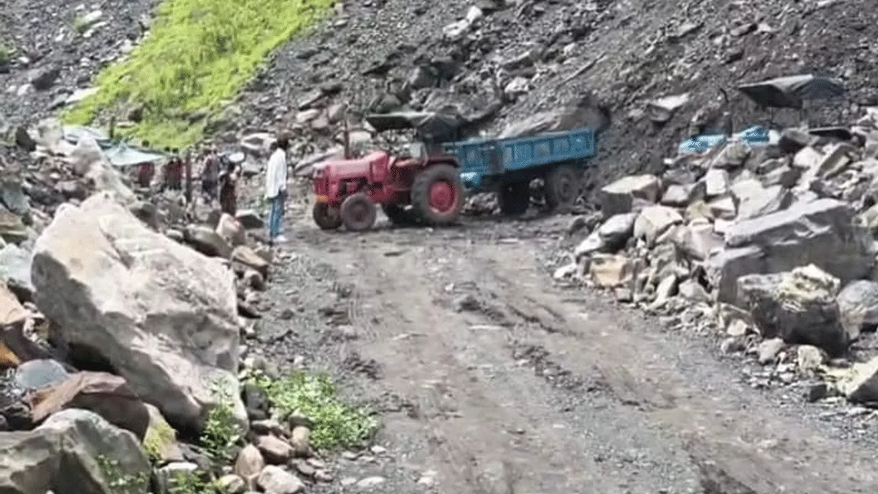 বেআইনিভাবে পাথর পাচারের অভিযোগ