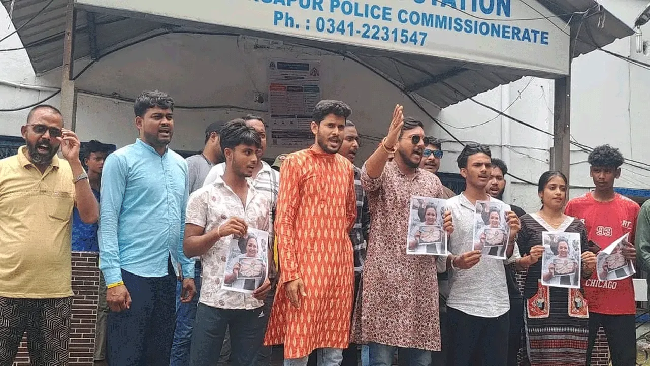 গণতন্ত্রে ছবির লড়াই! হিরাপুর থানায় বিজেপি যুব মোর্চার ‘আসল’ ক্ষোভ