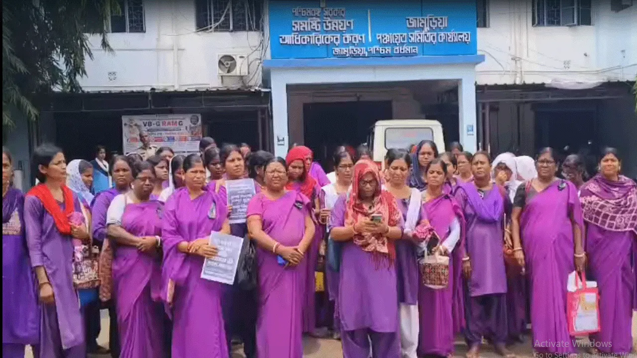 কালো রিবনের নীরব প্রশ্ন: ‘চোর’ তকমা, নাকি চাপের মৃত্যুফাঁদ?