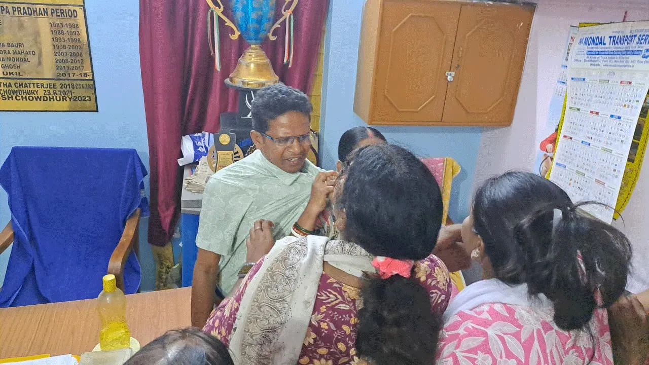 প্রধান' আড়ালে, 'প্রধানত্ব' সামনে! ধরা পড়ল  গণতন্ত্রের কলার