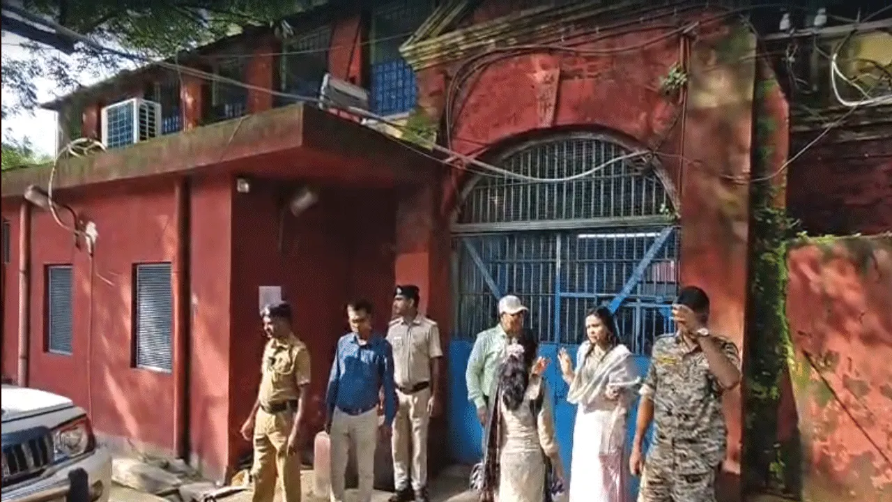 লোহার গরাদের ওপারে আশার আলো: ‘পরিবার দিবস’-এ নতুন করে সম্পর্ক গড়ার বার্তা
