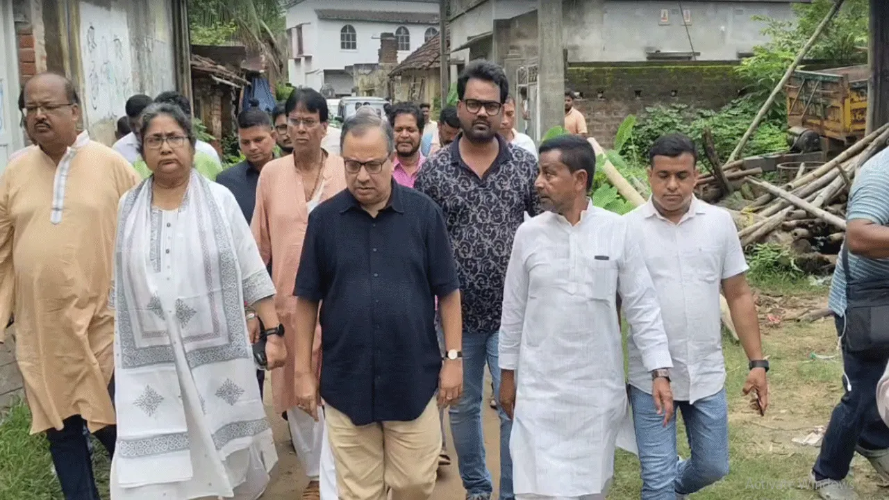 মৃত আশাকর্মীর বাড়িতে  তৃণমূলের প্রতিনিধি দল, পাশে থাকার আশ্বাস কুণাল-দোলার