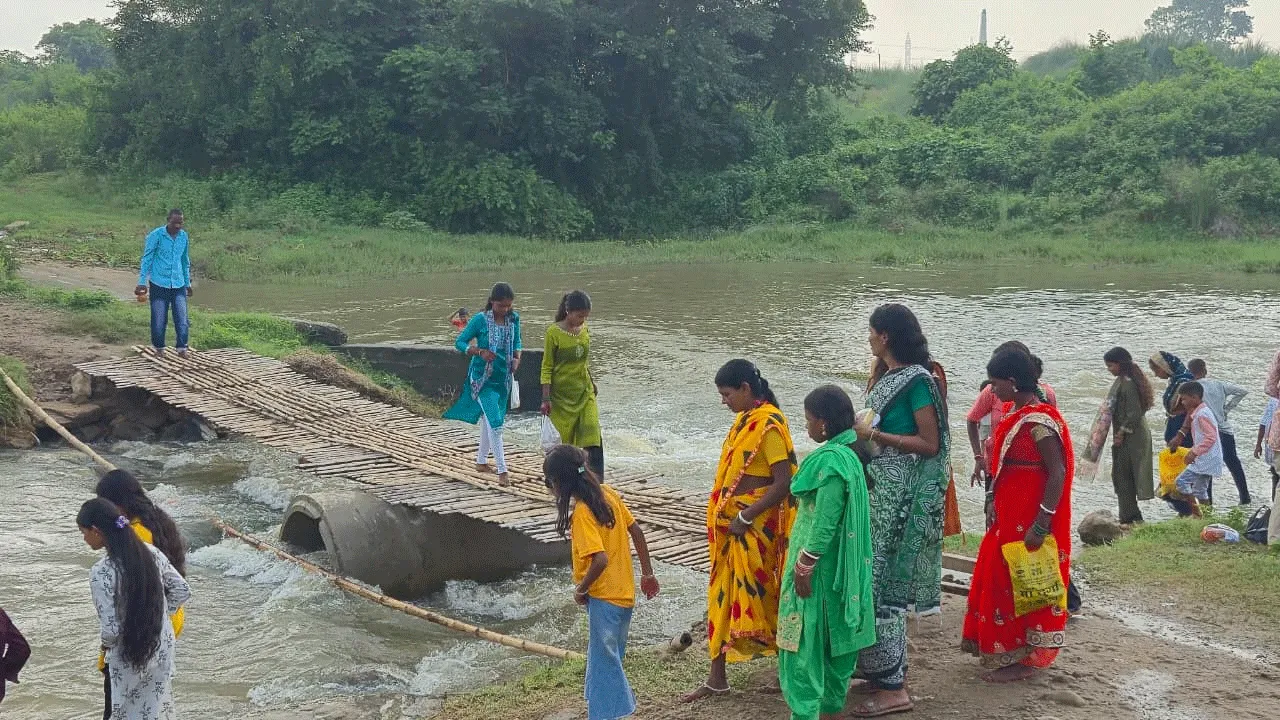 থমকে সেতুর কাজ, প্রাণের ঝুঁকি নিয়ে নদী পারাপার শিব ভক্তদের