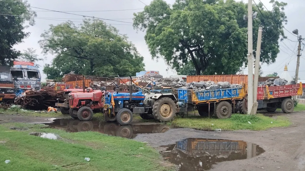অবৈধ পাথর পাচার রুখে আটক ১৪টি ট্রাক, গ্রেফতার ৫
