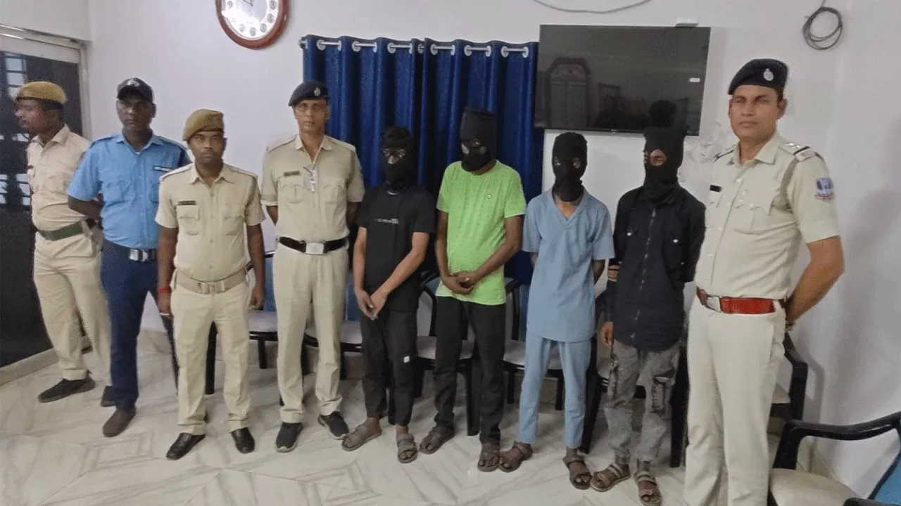 ডাকাতির ছক বানচাল, আগ্নেয়াস্ত্র ও গাড়ি সহ ধৃত ৪ দুষ্কৃতী
