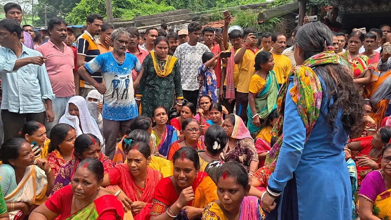 টাকা না মেলায় বরাকরে পথ অবরোধ, অন্নপূর্ণা যোজনা নিয়ে মহিলাদের বিক্ষোভ চলছেই