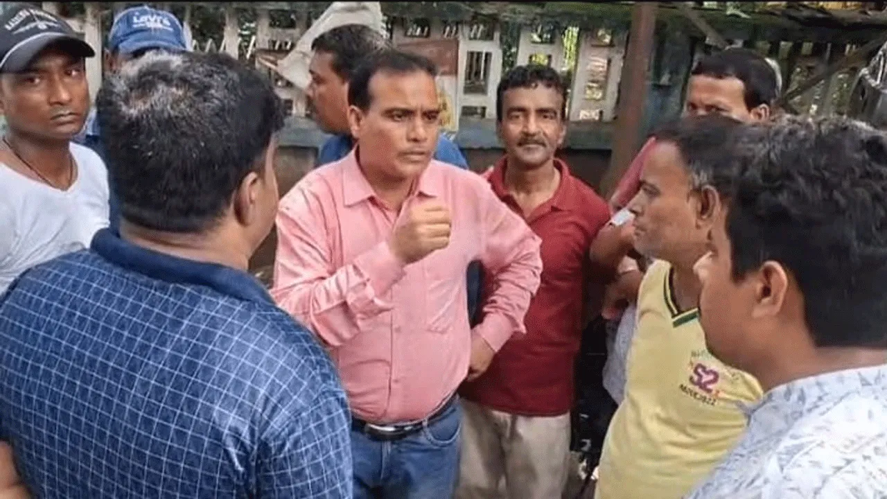 দুর্গাপুরে লরির ধাক্কায় ২ ঠিকা শ্রমিকের মৃত্যুতে ক্ষতিপূরণ ও চাকরির দাবিতে বিক্ষোভ
